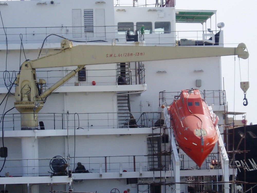 Electro-Hydraulic Cargo Hose Crane - Image 1