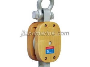 Wood block single sheave with Shackle